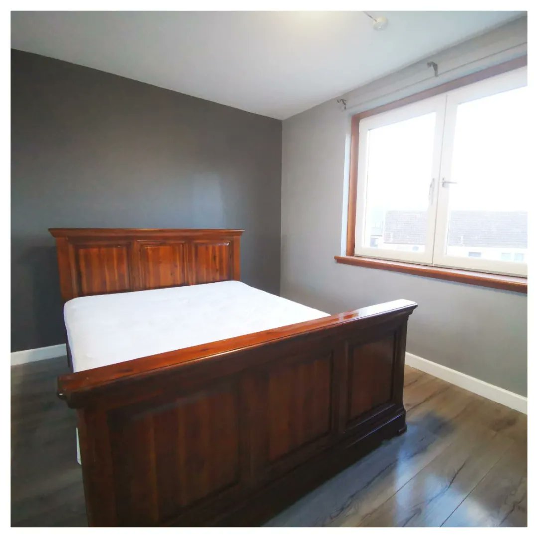 GeerafDecorator's tweet image. 🛋️Amazing 3 bedroom flat renovation 🛋️ 
🏚️We removed old wallpaper, skimmed all walls and painted them in two shades of grey modern theme🏠

⌛Wait for another post with rest of the pictures⌛