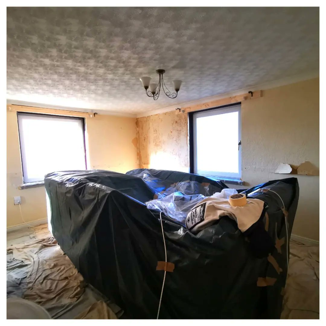 GeerafDecorator's tweet image. 🛋️Amazing 3 bedroom flat renovation 🛋️ 
🏚️We removed old wallpaper, skimmed all walls and painted them in two shades of grey modern theme🏠

⌛Wait for another post with rest of the pictures⌛