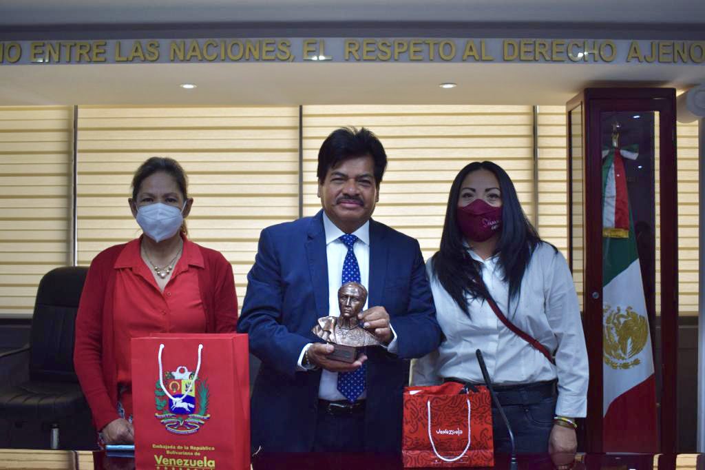 Agradezco el obsequio del Comandante Francisco Arias Cárdenas, Embajador de la República Bolivariana de Venezuela en México.