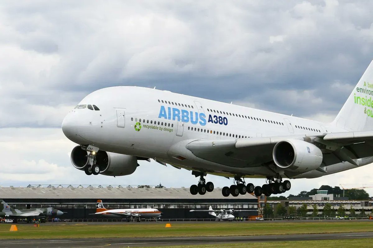 FlashTweet's tweet photo. 9️⃣🌀[#Inspiration] @Airbus fait voler un #A380 plusieurs heures avec un « carburant durable » https://t.co/XojW3XbEuq v/ @Clubic 

💬 L'avion est parvenu à voler grâce à un carburant issu d'huiles usagées et de résidus graisseux, et sans kérosène

#GreenTech  
#FlashTweet⚡️ https://t.co/KQgnjMYJVX