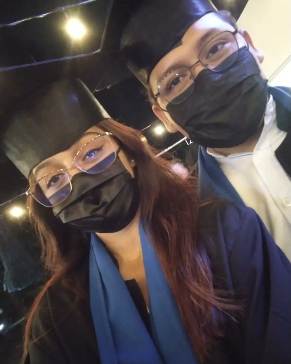 Estoy chille y chille porque cumplimos una meta que nos hicimos cuando empezamos la uni y ahora graduados. 
No puedo estar más que feliz y satisfecha por estar poco a poco realizando nuestras metas 🥹✨