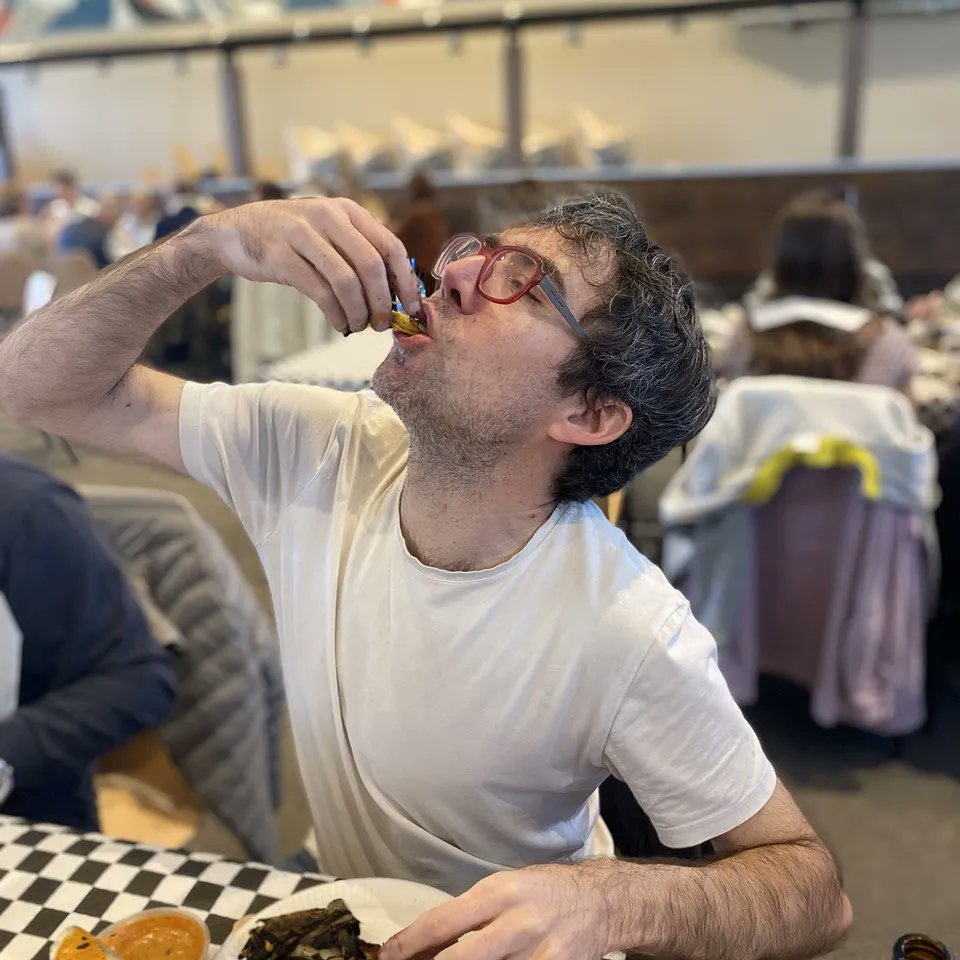 centrecatlux's tweet photo. La #calçotada de diumenge va ser un èxit espatarrant: més de 200 persones vam gaudir d'un excel·lent dinar i un molt bon ambient a la sala de festes de Keispelt-Meispelt. Com va dir @3gerardpique #WeAreBack #comAbans #calçotadaComAbans #HemTornat https://t.co/hPEYlGDQq9