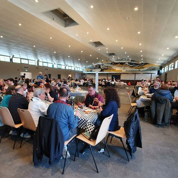 centrecatlux's tweet photo. La #calçotada de diumenge va ser un èxit espatarrant: més de 200 persones vam gaudir d'un excel·lent dinar i un molt bon ambient a la sala de festes de Keispelt-Meispelt. Com va dir @3gerardpique #WeAreBack #comAbans #calçotadaComAbans #HemTornat https://t.co/hPEYlGDQq9