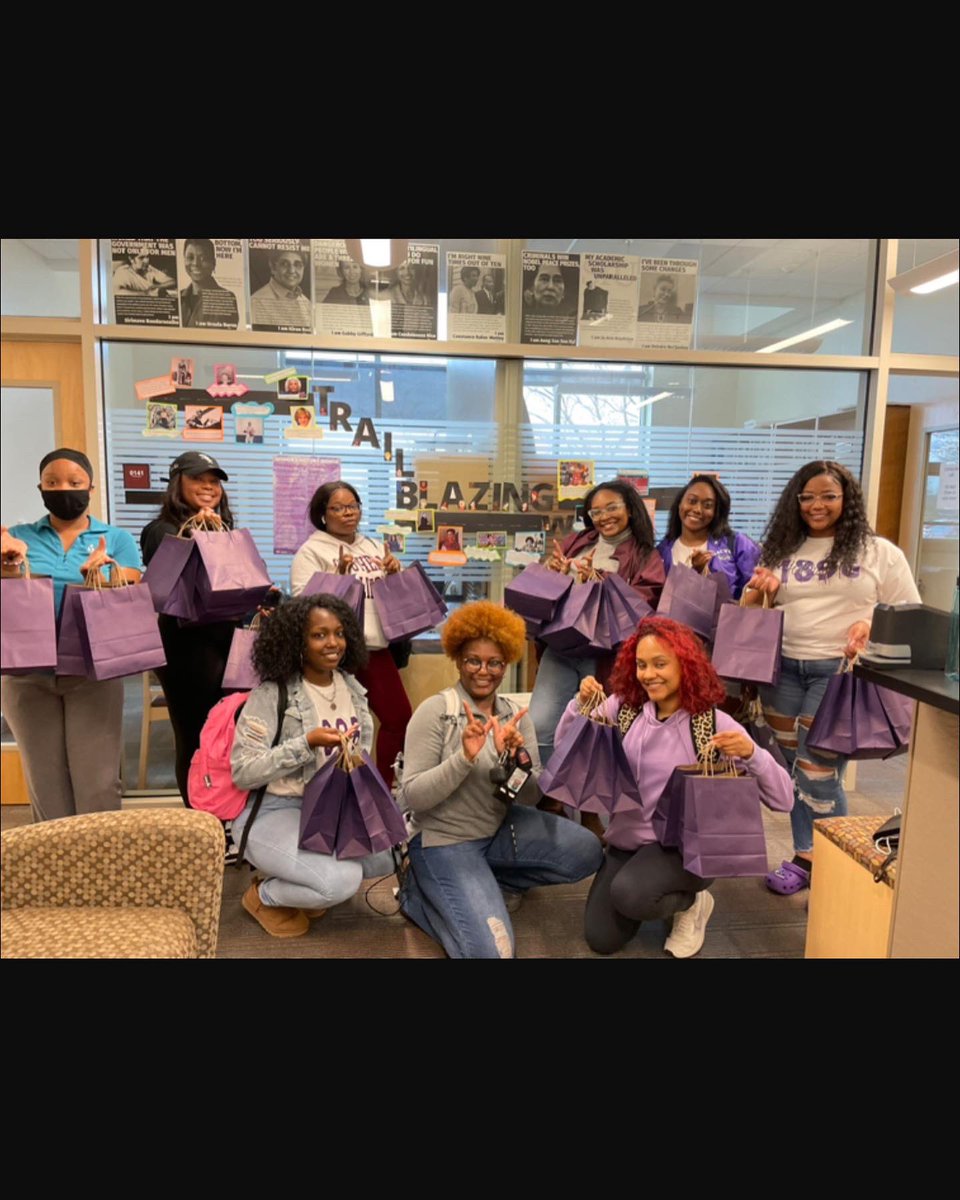 Nacwc_Siuc's tweet photo. Yesterday Blessing bags were made for women and donated to the Women’s Resource Center! We also had our Girls conversation yesterday (See last photo)💜🤍 #FedsLiftingWhileClimbing https://t.co/VGB14MC4u9