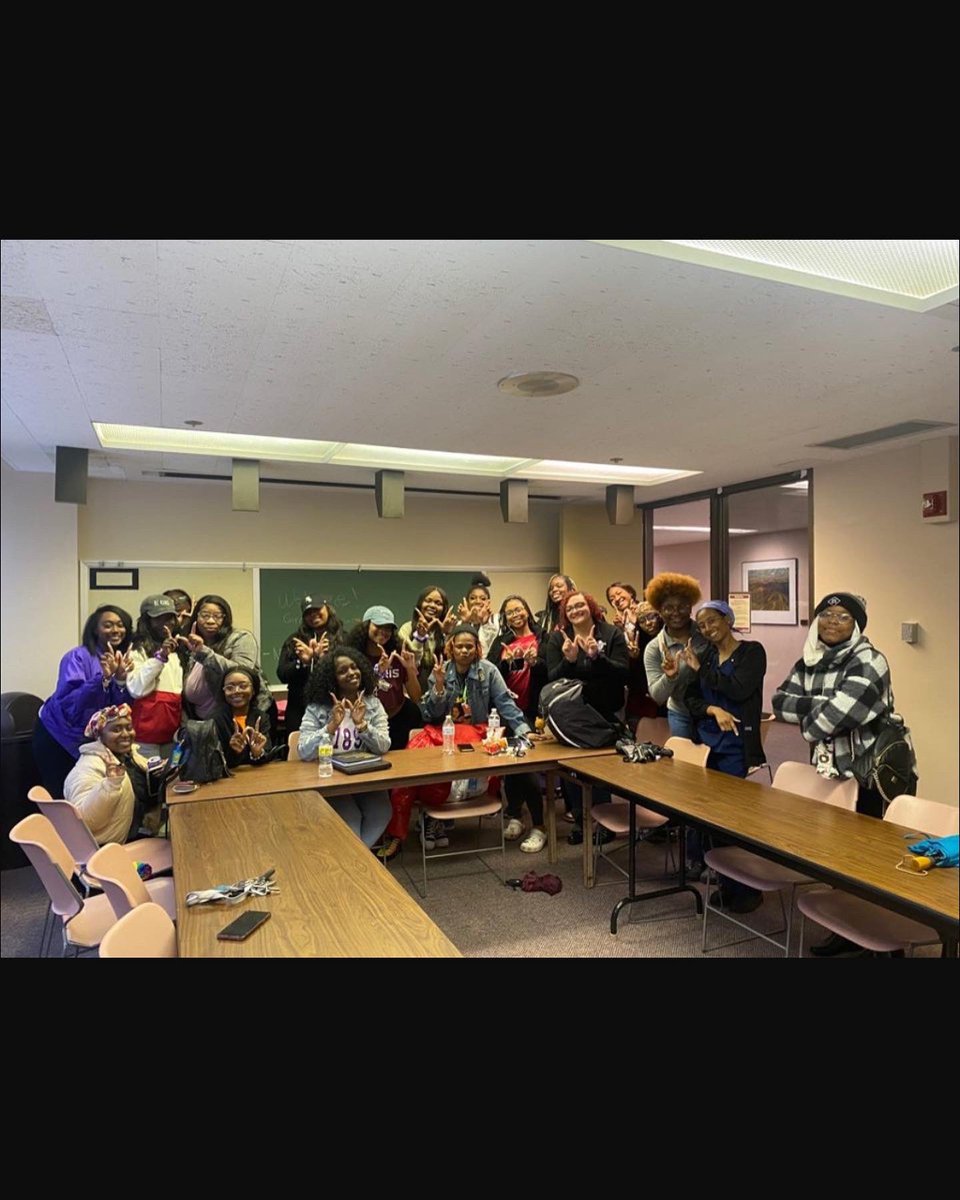 Nacwc_Siuc's tweet photo. Yesterday Blessing bags were made for women and donated to the Women’s Resource Center! We also had our Girls conversation yesterday (See last photo)💜🤍 #FedsLiftingWhileClimbing https://t.co/VGB14MC4u9