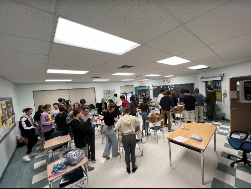 EastAuroraHSNY's tweet photo. National Honor Society and Key Club Members creating 300 emergency kits for the Buffalo City Mission. If you would like to donate to city mission, follow the QR Code for an Amazon Wish List. https://t.co/gQ3lVhTrZF
