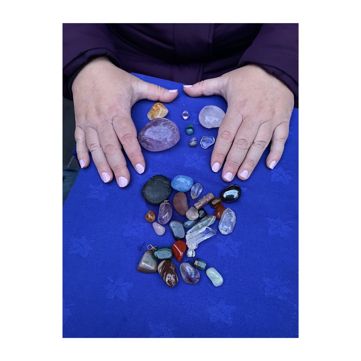 Nebelang's tweet photo. Y con esta foto, termino el mes de marzo.
Marzo 2021.
Piedras, minerales, energía y amigas.
Y un mantel de un azul que me encanta.
.
.
#marzo #march #recordando2021 #remember2021 #manos #hands #energia #energy #amigas #friends #piedras #stones #minerales #minerals #azul #blue https://t.co/q945R9re9P