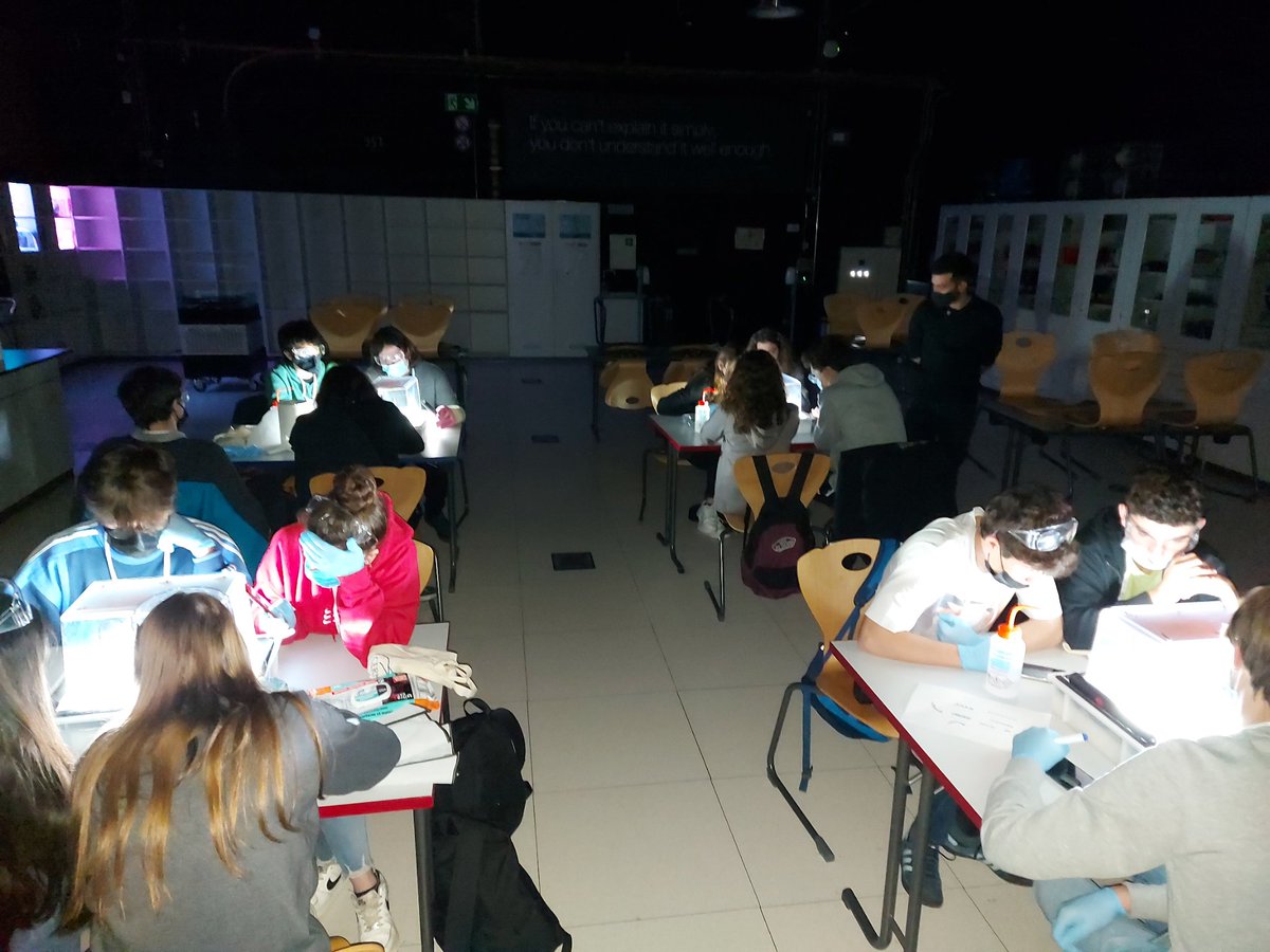 CesarPBA's tweet image. Un sueño hecho realidad. Hoy con el alumnado de 1°bto de @EscuelaIdeo  en el  @CERN 🇨🇭 #ScoolLab Fabricamos nuestras cámaras de niebla y nos sumergimos en el mundo de la aceleración de partículas. 😍