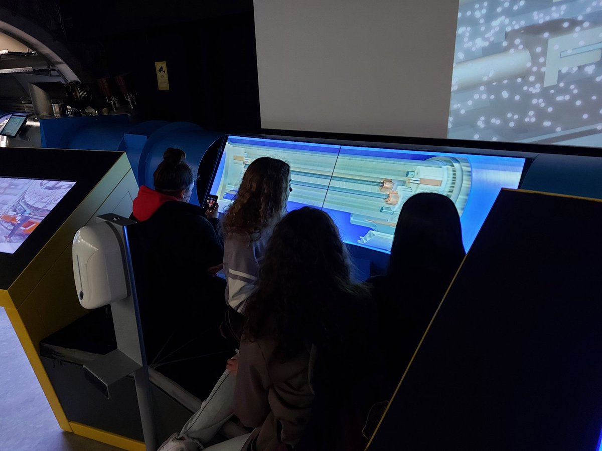 CesarPBA's tweet image. Un sueño hecho realidad. Hoy con el alumnado de 1°bto de @EscuelaIdeo  en el  @CERN 🇨🇭 #ScoolLab Fabricamos nuestras cámaras de niebla y nos sumergimos en el mundo de la aceleración de partículas. 😍