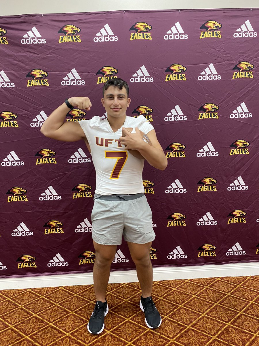 giovann44404056's tweet photo. Thank you @Coach_QWilson for the great visit!🦅🌴@LecceseJoe @STP_Eagles @Principal_Cos @Horse4500 https://t.co/b0LmtnDBPB