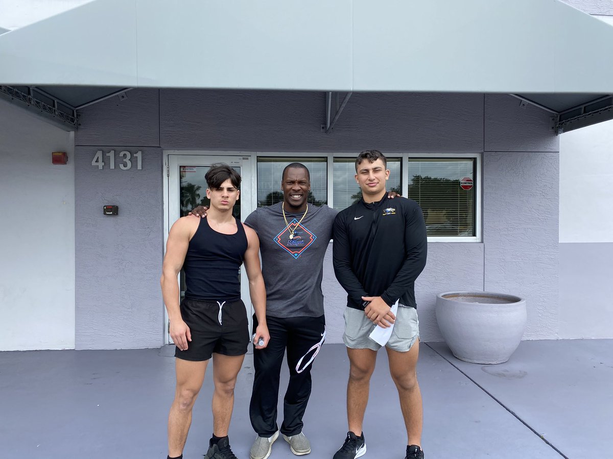 giovann44404056's tweet photo. Thank you @Coach_QWilson for the great visit!🦅🌴@LecceseJoe @STP_Eagles @Principal_Cos @Horse4500 https://t.co/b0LmtnDBPB
