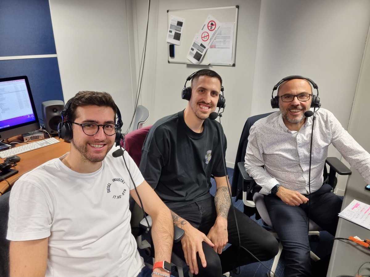 LDLCASVEL's tweet photo. @mtwbucket32 @vicw_32 @OLPLAY_Officiel 📱📺 Et en plateau, @PaulPopox est prêt aussi 😀

#LDLCASVEL #OLPLAY https://t.co/Utd5x9Xa9V