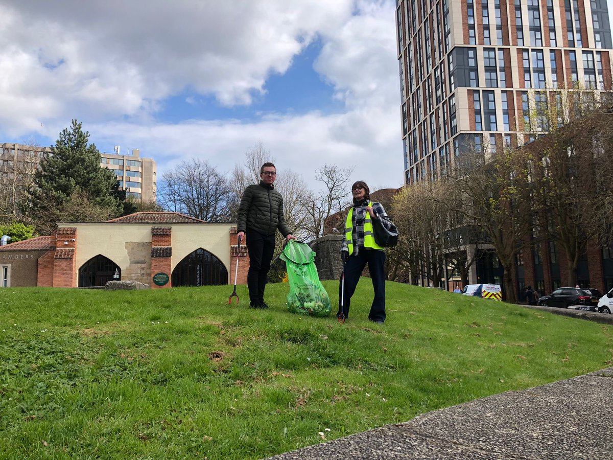 @irwinmitchell #Bristol in action today in Castle Park picking up litter as part of this yr's #GBSpringClean 🚯Thank you @BristolWaste for lending us the kits! 😊 #LitterHeroes #BigBagChallenge @Community_IM @Rebecca_Buxton2 @FreyaOldaker @megancash_IM @JulieLewis_IM @hayleytrim