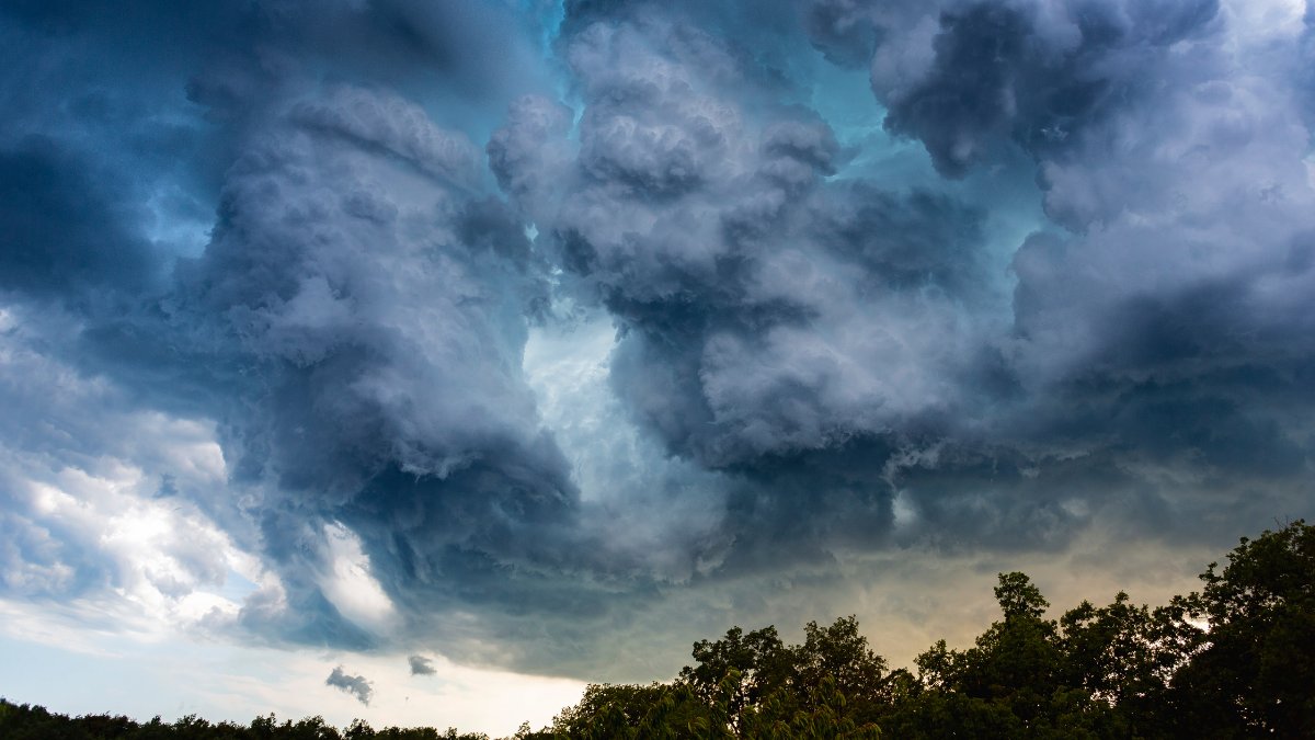 AstraInsurance's tweet photo. When the forecast is calling for severe wind, the threat of property damage is very real. 
Astra Insurance claim adjusters are available 24/7. 
https://t.co/0Xp1fPxCPn
#SafeGuardingTomorrowEveryDay #BePrepared https://t.co/PczHDwzj8K