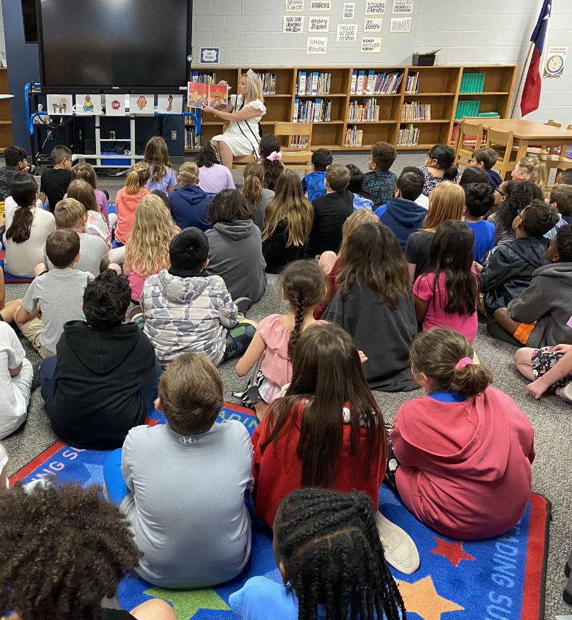 gloff_melanie's tweet photo. ⁦@HewittElem⁩ we want to thank Miss Arkansas Regency International, Alyson Lide - former Hewitt Panther, for reading a perseverance book to our 3rd grade classes. #CharacterStrong #Midwayisd #BrightFuturesAtHE https://t.co/yibqUYBMmw