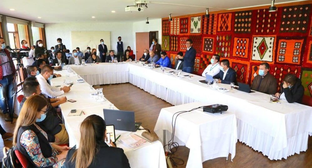 Acompañamos  la mesa técnica en inmediaciones del aeropuerto de Paipa, junto a la <a href="/GobBoyaca/">Gobernación de Boyacá</a> y la <a href="/AlcaldiaDePaipa/">Alcaldía de Paipa</a> seguimos sumando esfuerzos para reforzar movilidad área en el territorio.