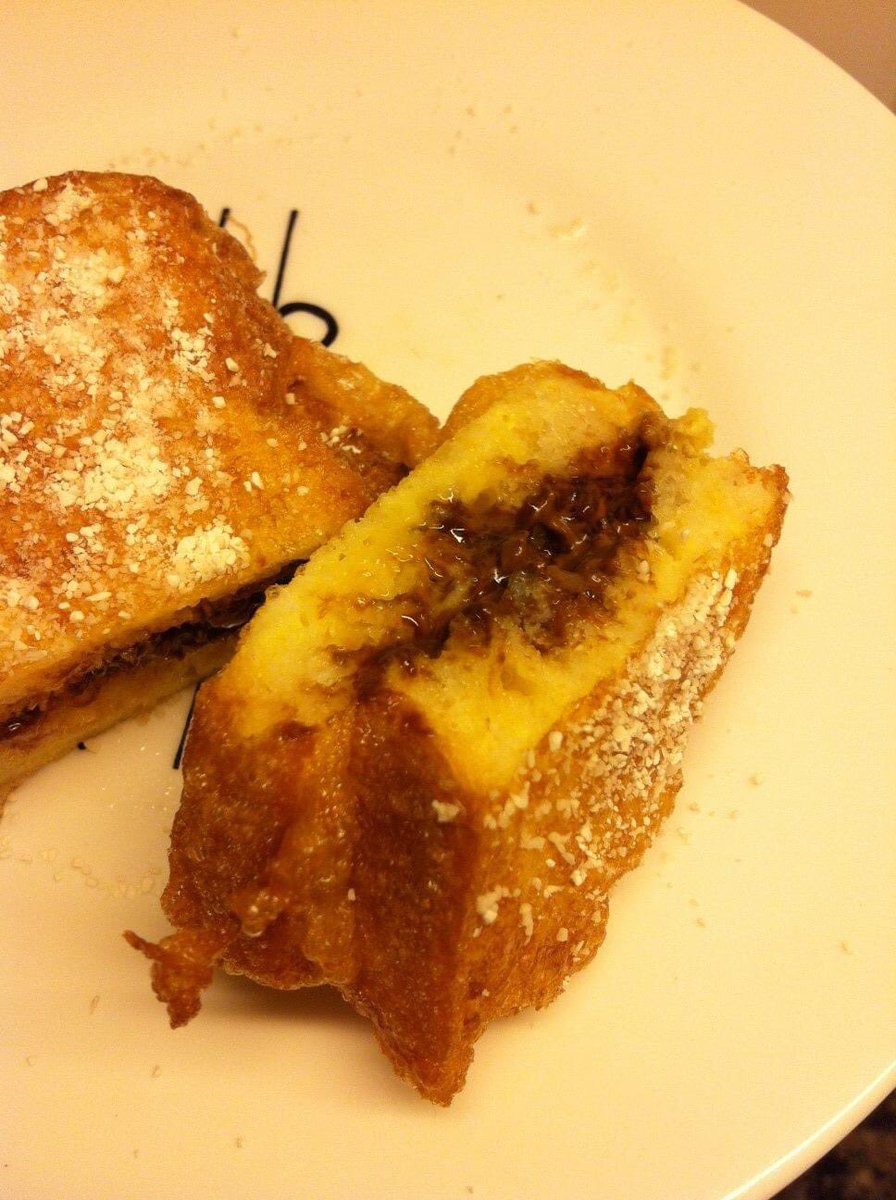 famalap's tweet photo. Mis #torrijas rellenas de chocolate!!
Son rebanadas de pan de molde #sinblat q dejo endurecer… remojo con leche infusionada, pongo onza de chocolate y rebozo en huevo batido!! Frío y espolvoreo de azúcar o edulcorante!! #singluten #glutenfree https://t.co/4huDu3esBi