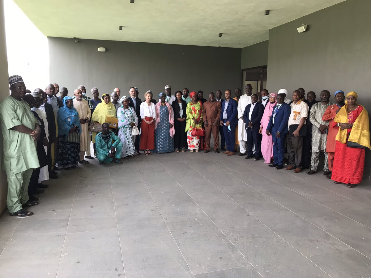 CMInglehearn's tweet photo. En collaboration avec Mme la Ministre des Mines et @IGFMining le 🇬🇧 a soutenu un atelier sur les défis liés à l’orpaillage au #Niger et comment assurer un secteur orpaillage plus sûr et productif pour les orpailleurs, leurs communautés, et pour le 🇳🇪  @Ouhoumoudou_PM https://t.co/ixZMRsGbA9