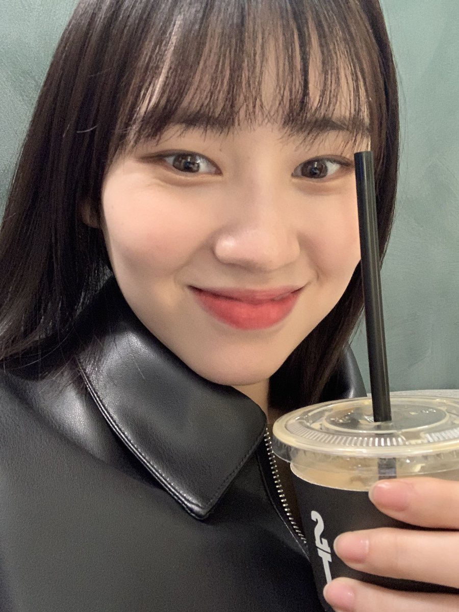 WekiMeki_sns's tweet photo. 220401 [TWITTER]
"Good night, Ki-Ling!
Tomorrow drink's recommendation is ice vanilla latte
#Elly #IVaLa "
#WekiMeki #위키미키 #Elly #엘리 https://t.co/kA9XRIZ1of
