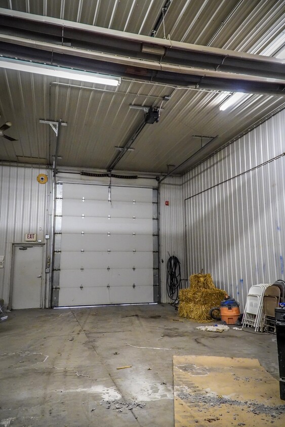 McGuireDevelops's tweet photo. #Lease | 3576 S Benzing Rd, Orchard Park, NY
3,250 SF of warehouse space available. Turn-key ready, includes heated floors and 17' ceiling height. For more information click here: https://t.co/xDItdYtTrY  #warehouse #turnkey #CRE https://t.co/XsbepM7i1X
