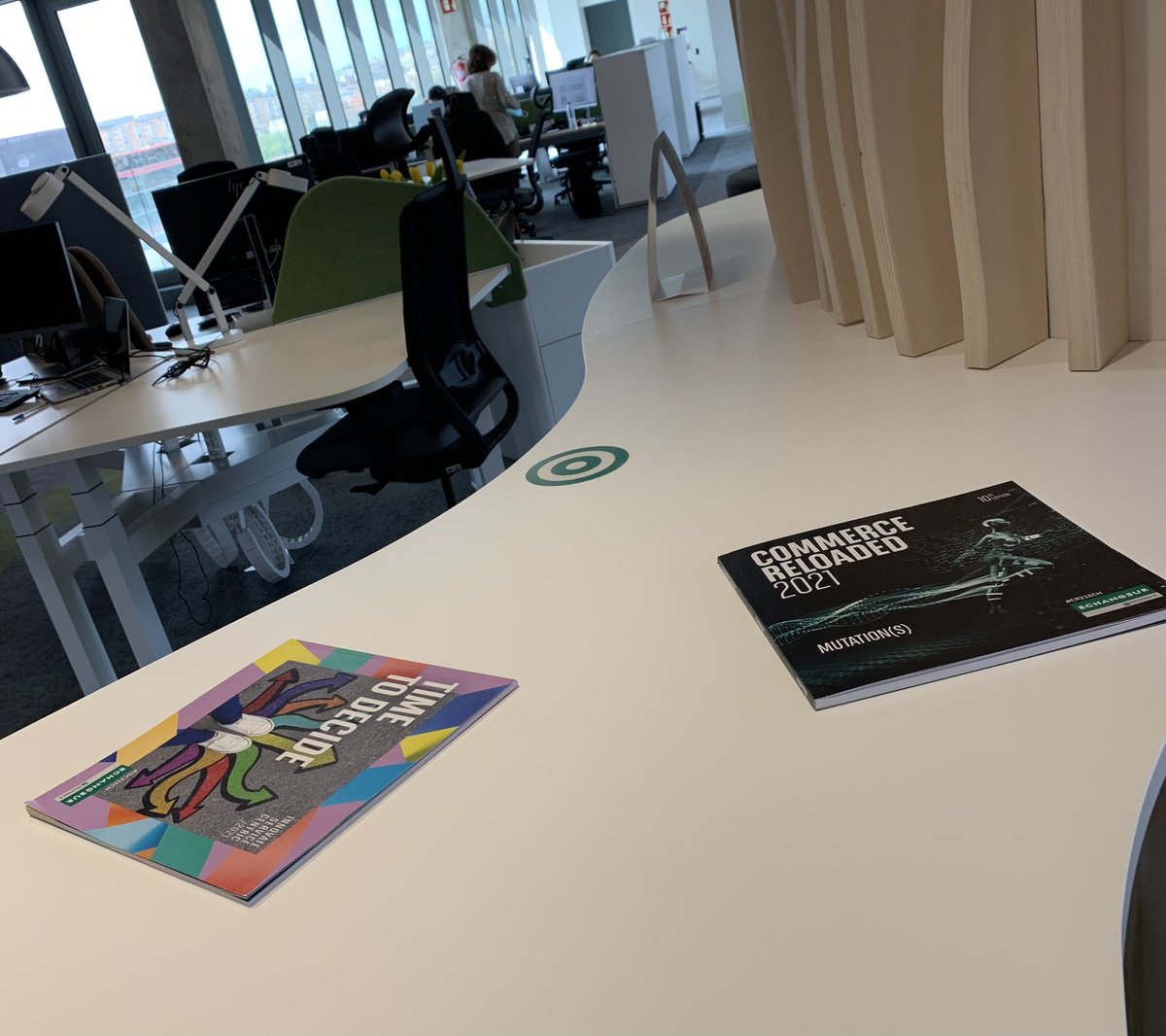 CecileGauffriau's tweet photo. Quand tu vas voir tes potes @BNPP_PF en filiale et que tu trouves qu’ils ont bon goût… très bon goût ! @Echangeur
#CommerceReloaded 🤖👾📲🧬💡
#InnovateServiceCentric🛒🛍🔜
#AccessPanel 📚📈📉📊👩👩👧👦
#VivaEspana voilà une équipe qui anticipe la future du commerce 🇪🇸 🤓 https://t.co/hvbTAP3M1h