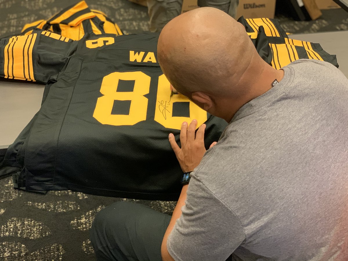 We're going to give away a Hines Ward autographed jersey to someone who retweets this tweet and follows us! We'll pick a winner on Monday 4/4!