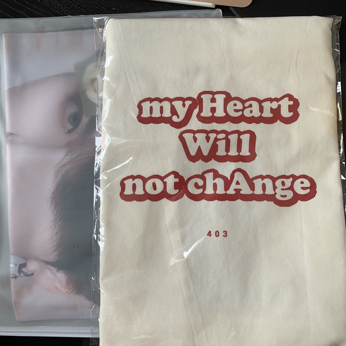 GigeyGOs's tweet photo. ✨ stock sale! 

we have an extra seonghwa set (slogan and eco bag) for sale 

#ATEEZinAmsterdam 

DM if interested ❤️ https://t.co/YkgRyclNxC