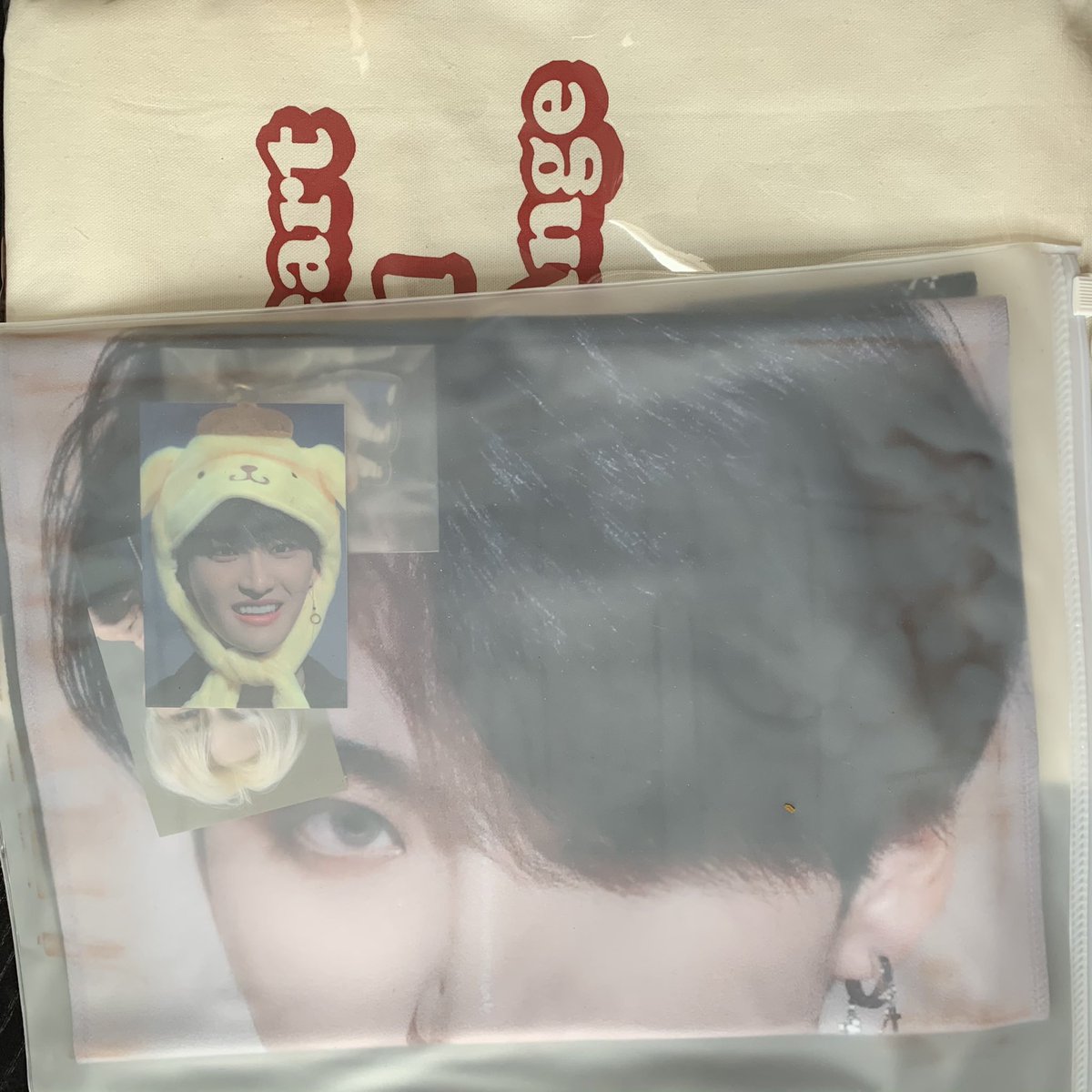 GigeyGOs's tweet photo. ✨ stock sale! 

we have an extra seonghwa set (slogan and eco bag) for sale 

#ATEEZinAmsterdam 

DM if interested ❤️ https://t.co/YkgRyclNxC
