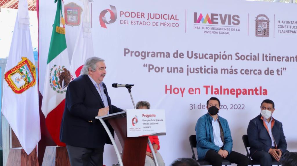 PJEdomex's tweet photo. Después de entregar la sentencia a María Guadalupe, @MagdoSodi manifestó que a través de este corto procedimiento se da cuenta de que las instituciones están trabajando y lo hacen bien. Además invitó a los beneficiarios a conservar y cuidar de su patrimonio. https://t.co/qtEOvwB1op