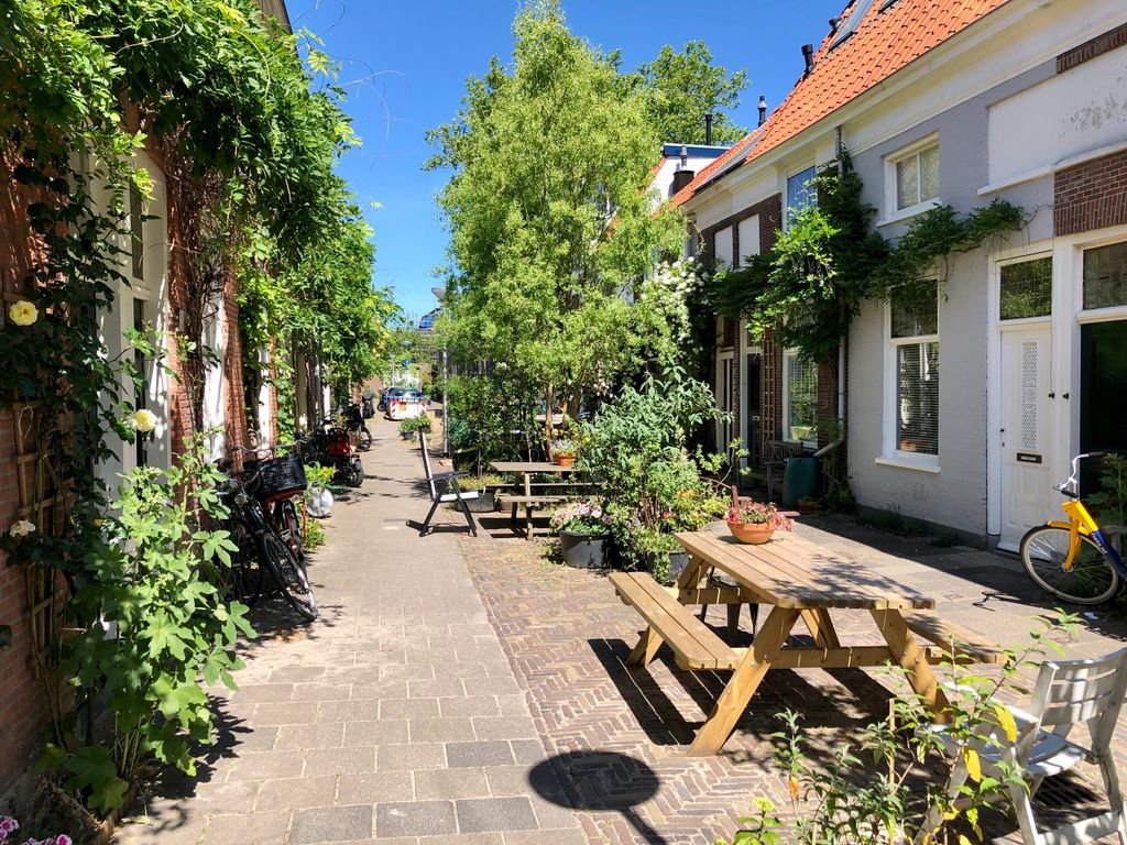 Why don't we build more streets like this?
This parking-free residential street in Delft truly fosters mental ownership in the public space.