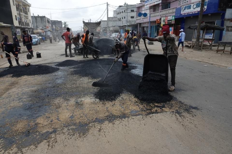 24Yopougon's tweet photo. A Port-Bouet2, axe Carrefour Koudouss- Carrefour Niangon, c'est la pose du bitume dans le cadre du traitement des points dégradés de la voirie de la commune. https://t.co/W90AAX4Hu8
