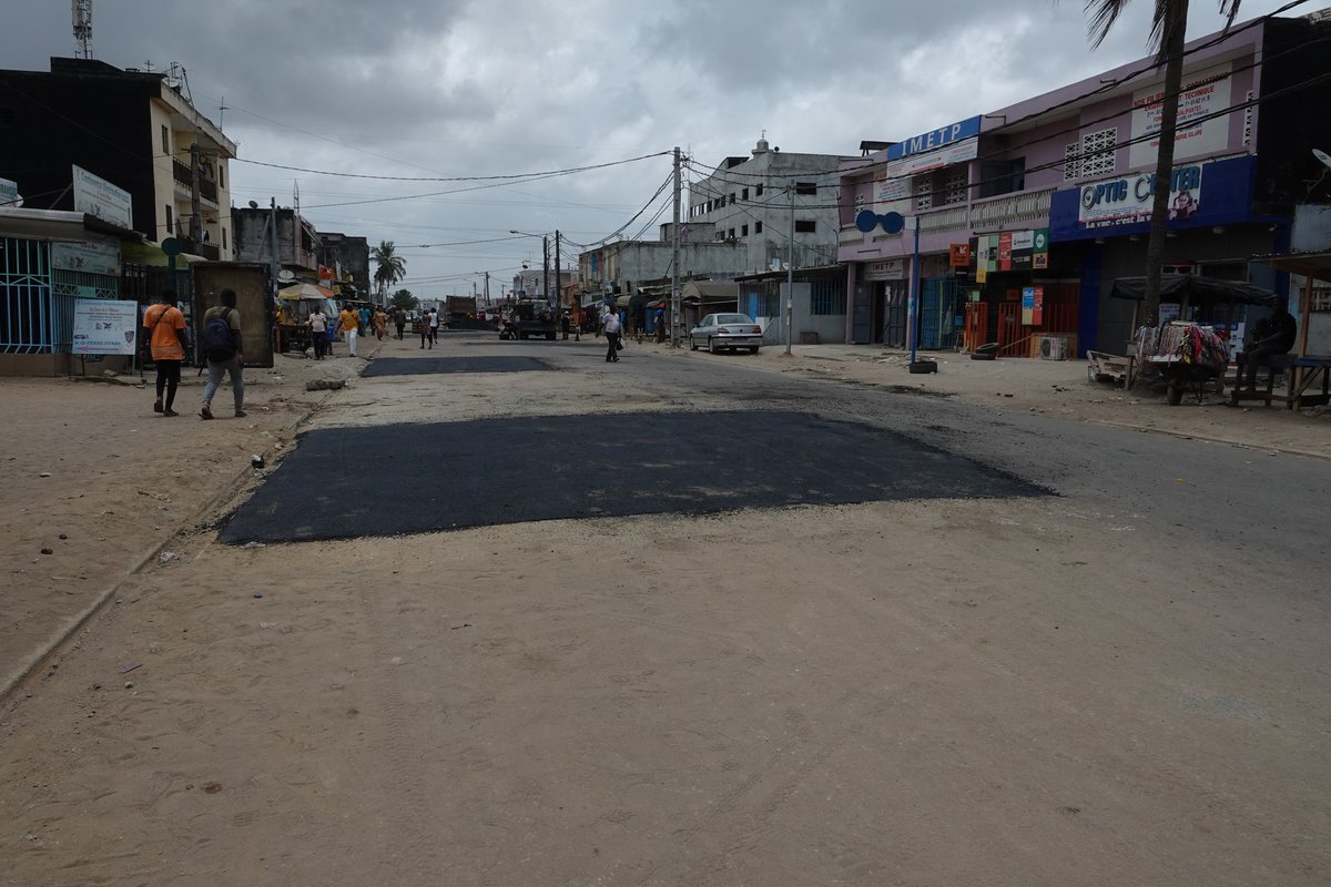 24Yopougon's tweet photo. A Port-Bouet2, axe Carrefour Koudouss- Carrefour Niangon, c'est la pose du bitume dans le cadre du traitement des points dégradés de la voirie de la commune. https://t.co/W90AAX4Hu8