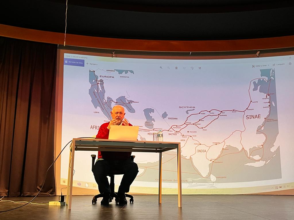 El #escritor, Juan Eslava Galán, visita nuestro colegio para encontrarse con el alumnado de #Bachillerato. La charla: "La conquista de América", les ha permitido reconocer la importancia de la #Historia y la #lectura.

#fundacioneducativajosegras #cristoreyjaen #juaneslavagalan