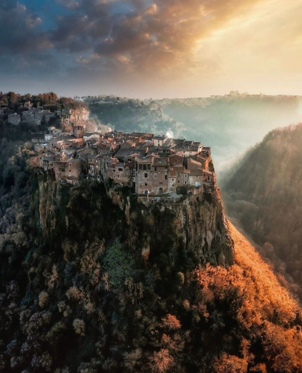 Il piccolo borgo di #Calcata è arroccato su una montagna di tufo. dQuesto gioiello domina la valle del Treja Dall'alto della sua posizione, offrendo scenari mozzafiato ai visitatori 

📸 @mauroscialbifilms

#FaiUnSaltoNelLazio #LazioEternaScoperta #LazioIsMe