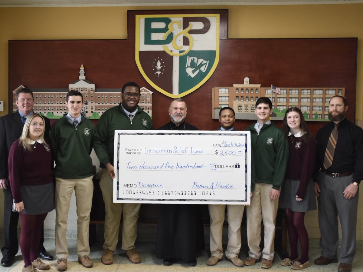 Bonner_Prendie's tweet photo. This morning, Bonner &amp; Prendie students and staff presented Reverend Archpriest Daniel Troyan, Pastor of Holy Myrrh-Bearer's Ukrainian Catholic Church in Swarthmore, with a $2,500 check to directly support humanitarian relief in Ukraine that our community raised together #mbapchs https://t.co/BYYA154aMo