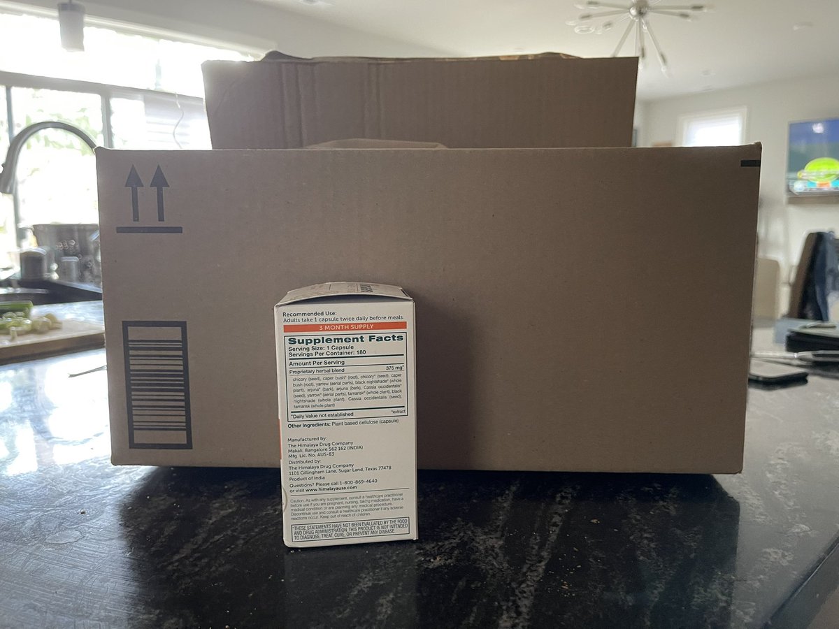 mrvivekr's tweet photo. @amazon look at your box size and the content in it.  This is such a disaster. What are your guidelines for ecological and right size packing naterial https://t.co/tsvo4jPCTi