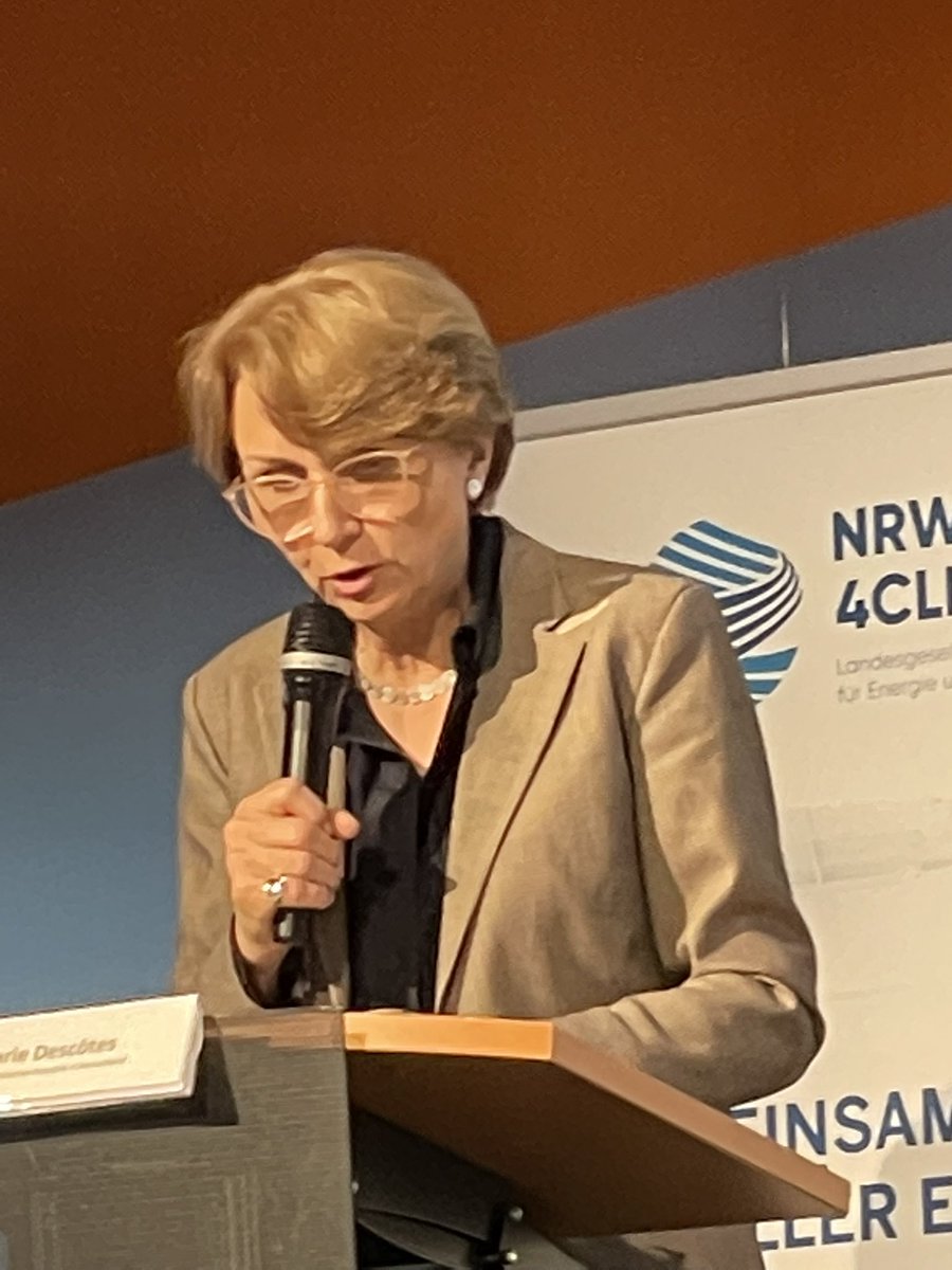 POLENERGIE's tweet photo. Coopération franco-allemande à Essen: « L’Hydrogene, espoir de la transition énergétique franco-allemande » et signature d’une convention entre #Energy4Climate et #Pôlénergie https://t.co/N2BpAZZrYu