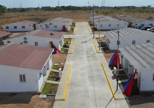 Minhvi_Oficial's tweet photo. Hoy Venezuela sigue haciendo historia con la entrega del Hito 4.000.000 hogares dignos, que es un logro más de la #GMVV y al apoyo del Pdte. @NicolasMaduro garantizando el #BuenVivir de los venezolanos #4MillonesYContando https://t.co/RIqDmSxquL
