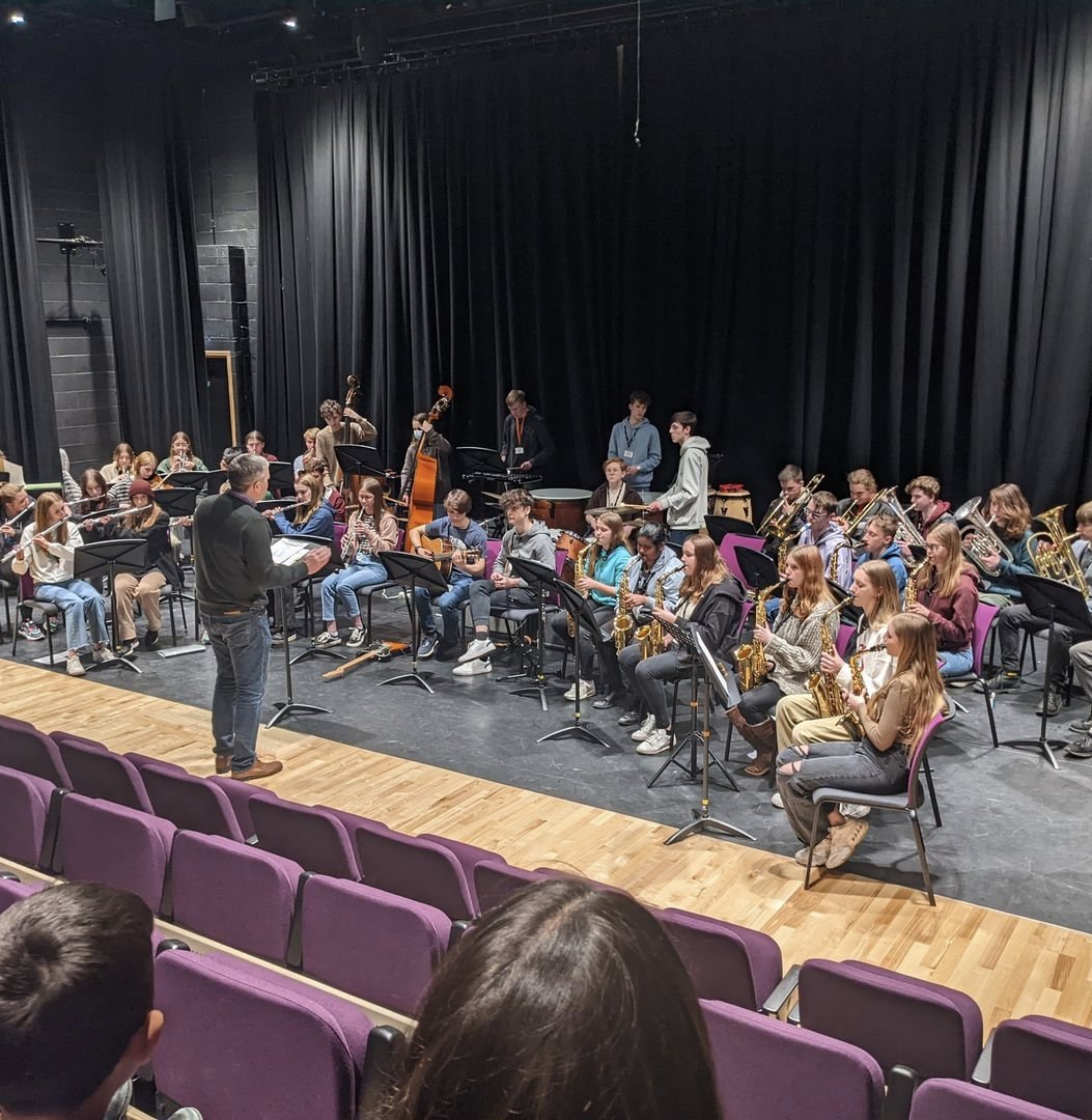 StonehamAcademy's tweet photo. We had such an inspirational day at our local college @bartonpeveril!

The children learnt about lots of different instruments and how they can come together to create beautiful music. 

🎷🎸🎹🎻🎺

#music #communitylink #inspired https://t.co/bQatF5Vjwk