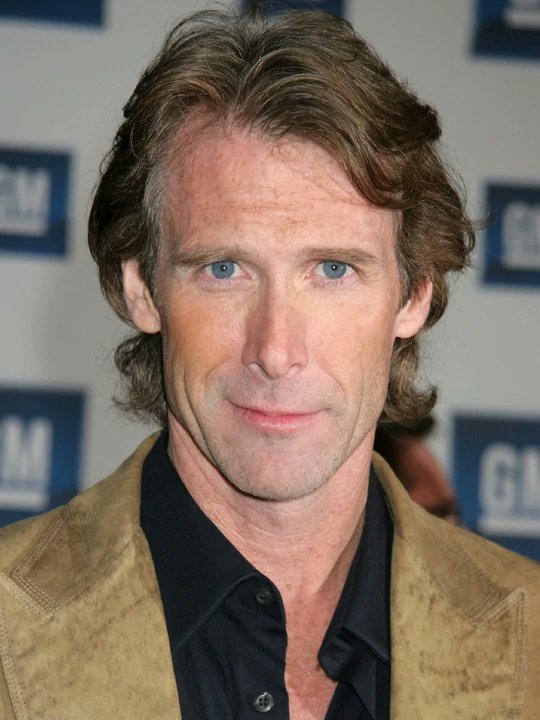 CineversoASN's tweet photo. Michael Bay sobre las películas de TRANSFORMERS: 

"Hice demasiadas. Steven Spielberg dijo: "Detente a las tres". Dije que pararía. El estudio me rogó que hiciera una cuarta y esa hizo mil millones. Dije que iba a parar aquí. Y volvieron a rogarme. Pero fue divertido hacerlas". https://t.co/BHbFkD8BTj