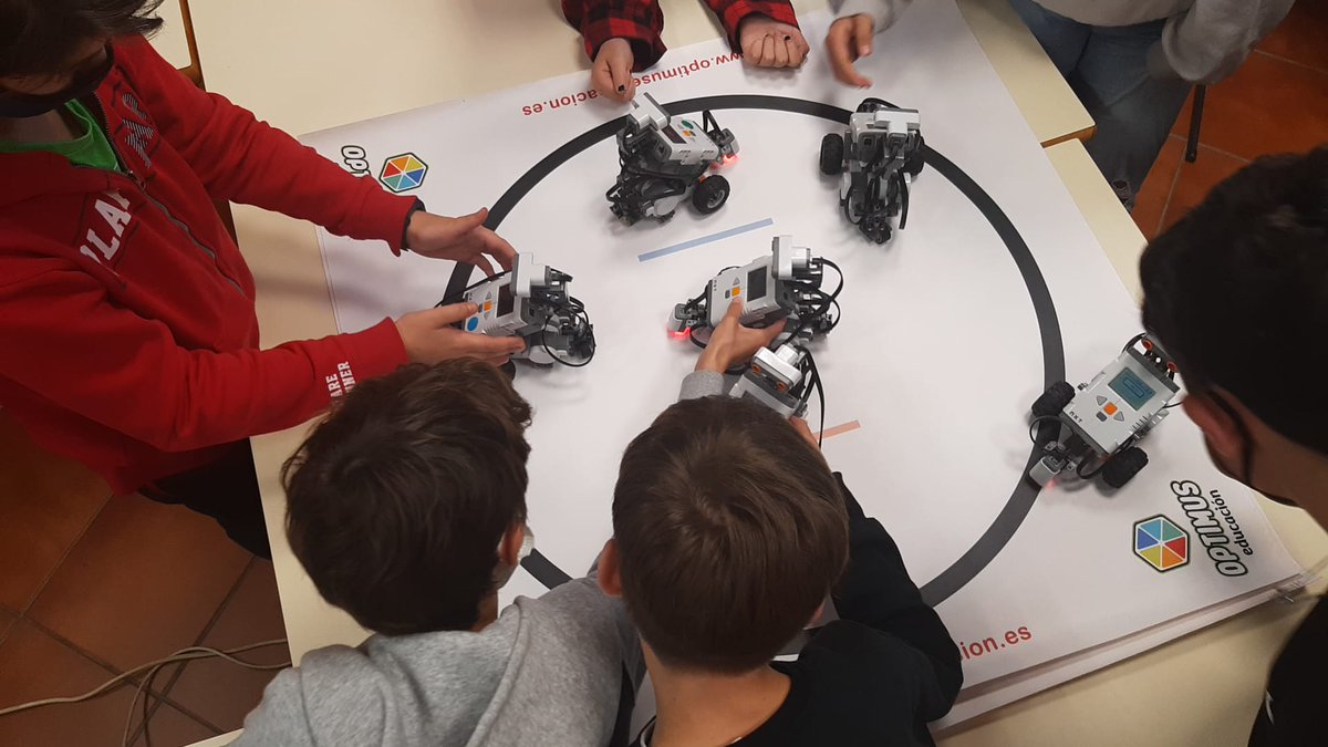 biblioalmensi's tweet photo. Ayer tuvimos en el #EspacioCreativo Joven el Taller de #Robótica en el que l@s chic@s participantes aprendieron a programar y configurar sus "robots"  💻🤖

Y además ¡¡lo pasaron genial!! (que eso es lo importante) 👈 ☺️

#Biblioteca #Juventud #Almensilla #MakerSpace #Aljarafe https://t.co/a094vTVg1Y
