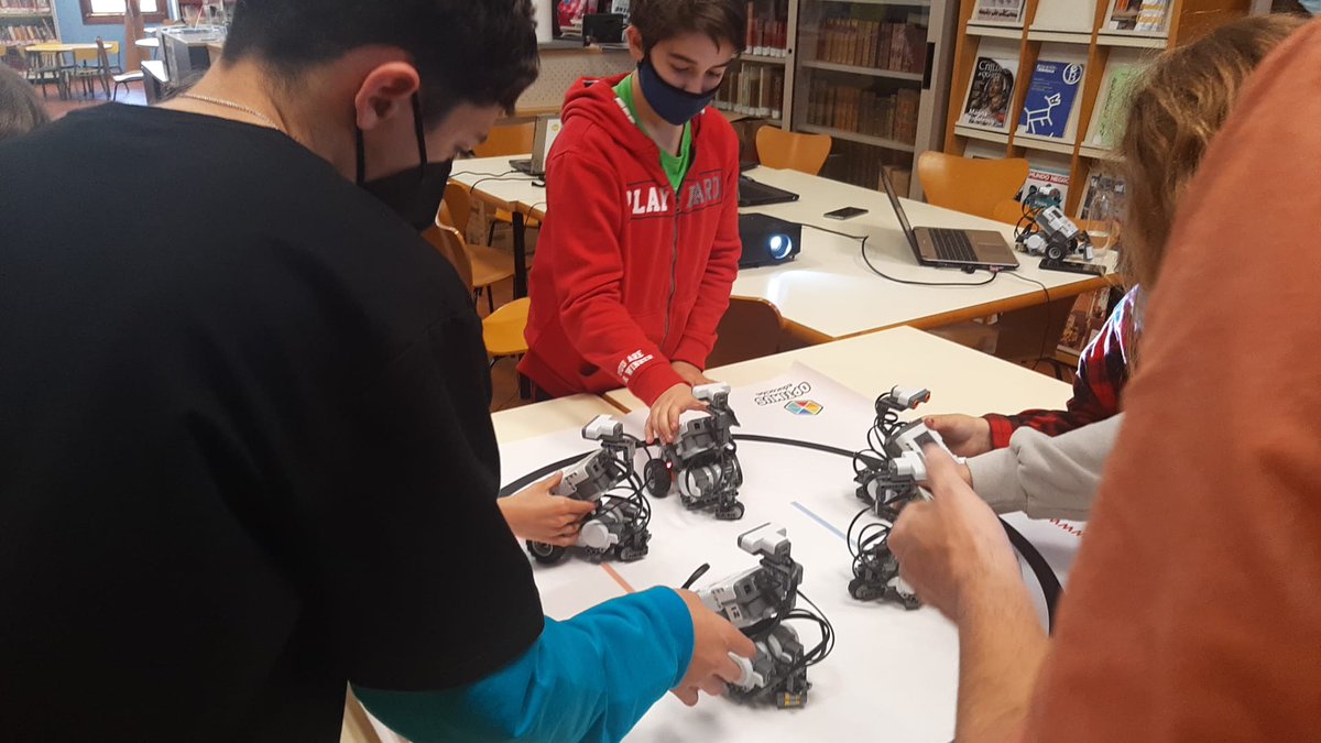 Ayer tuvimos en el #EspacioCreativo Joven el Taller de #Robótica en el que l@s chic@s participantes aprendieron a programar y configurar sus "robots"  💻🤖

Y además ¡¡lo pasaron genial!! (que eso es lo importante) 👈 ☺️

#Biblioteca #Juventud #Almensilla #MakerSpace #Aljarafe