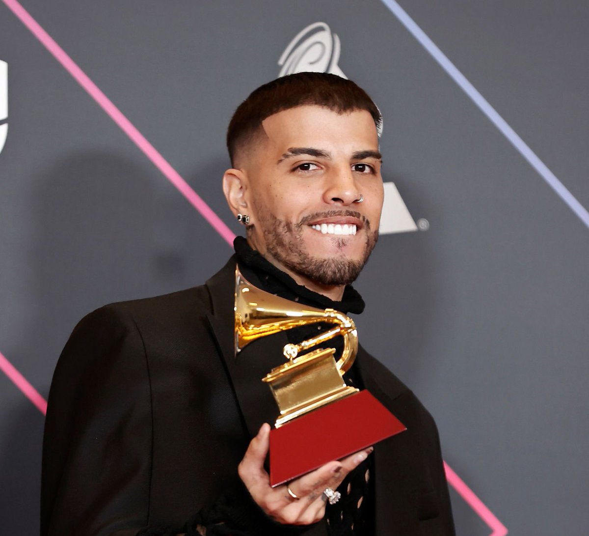 RauwDailyEsp's tweet photo. La Academia de los #GRAMMYs añade 'Reloj' y 'Baila Conmigo' a la playlist oficial de los Grammy Awards, que se celebrarán el próximo domingo 3 de abril. 

— Tiene una nominación en la categoría de Mejor album latino urbano con 'Afrodisíaco'. https://t.co/0C5LjH3vpL