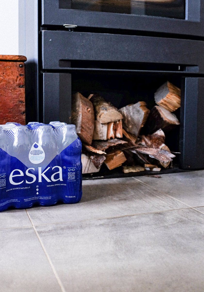 L'hiver n'est pas tout à fait fini! Ne soyez jamais pris au dépourvu: gardez à portée de main une bonne réserve de bois... et de bouteilles d'eau! Vous ne voudriez pas vous retrouver à sec, n'est-ce pas?💧