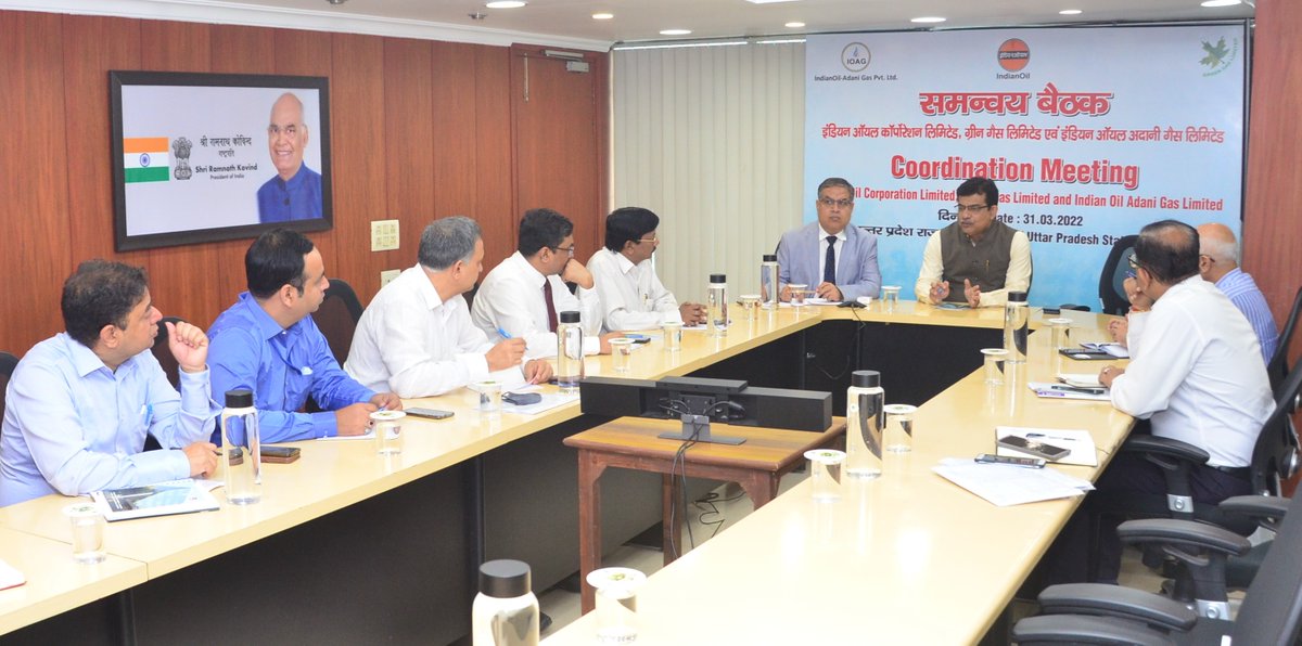 IOCL_UP's tweet photo. Shri Sujoy Choudhury, Director (P&amp;BD) @IndianOilcl today visited @IOCL_UP and was received by @SanjivKakkar3, ED&amp;SH &amp; IOCians at Lucknow. Shri Choudhury interacted with HODs, officials from Green Gas &amp; IOC Adani Gas Ltd and laid emphasis on Green &amp; Clean alternate energy options. https://t.co/mitZ5c7bKS
