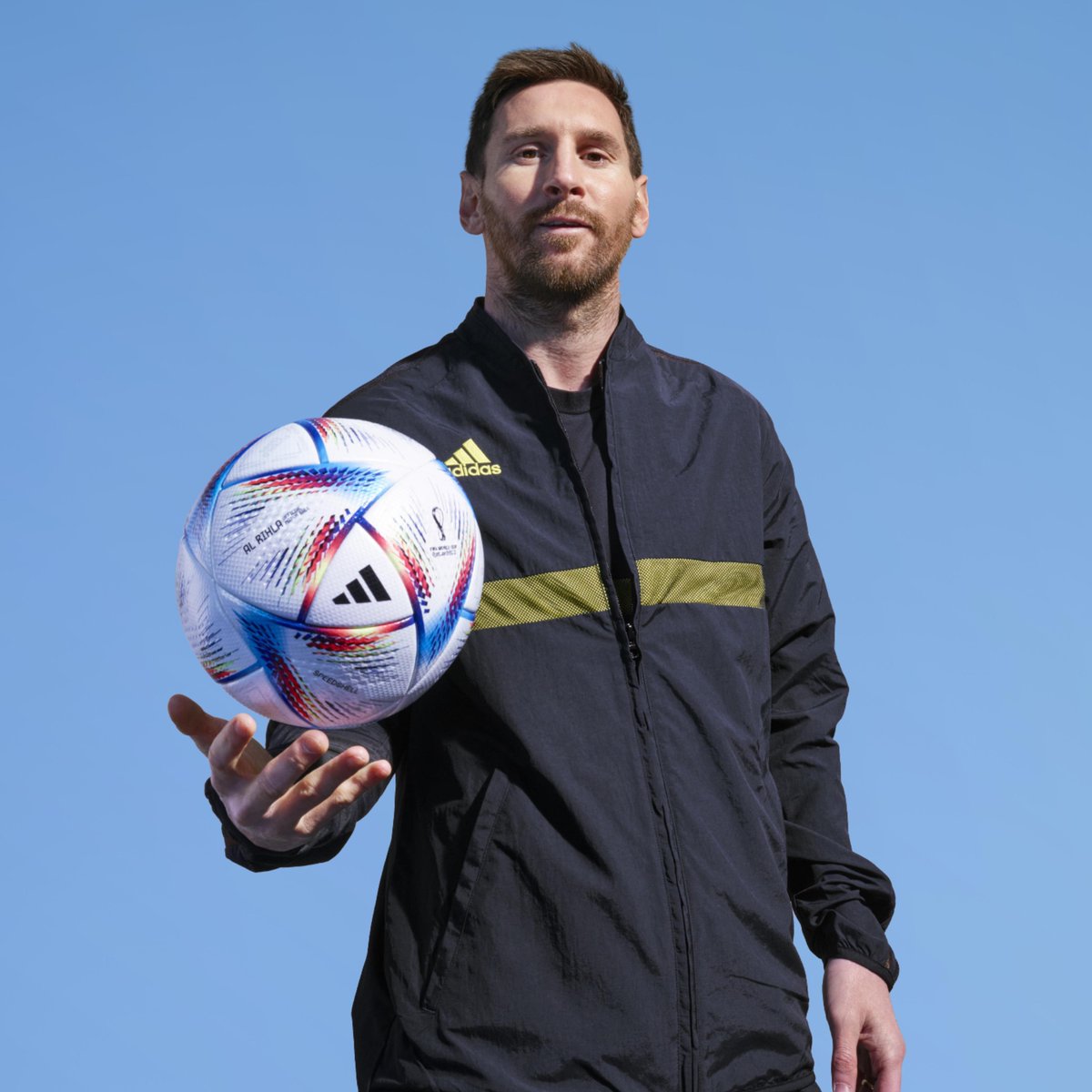 InvictosSomos's tweet photo. El mejor futbolista de la historia con el balón oficial del Mundial de Qatar 2022. Lionel Messi y la pelota Al Rihla. IMPONENTE. https://t.co/LetDUgOJay