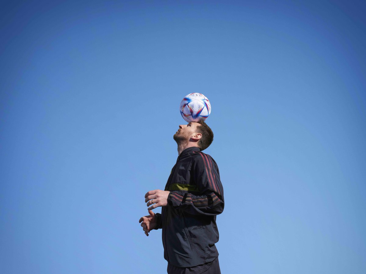 InvictosSomos's tweet photo. El mejor futbolista de la historia con el balón oficial del Mundial de Qatar 2022. Lionel Messi y la pelota Al Rihla. IMPONENTE. https://t.co/LetDUgOJay