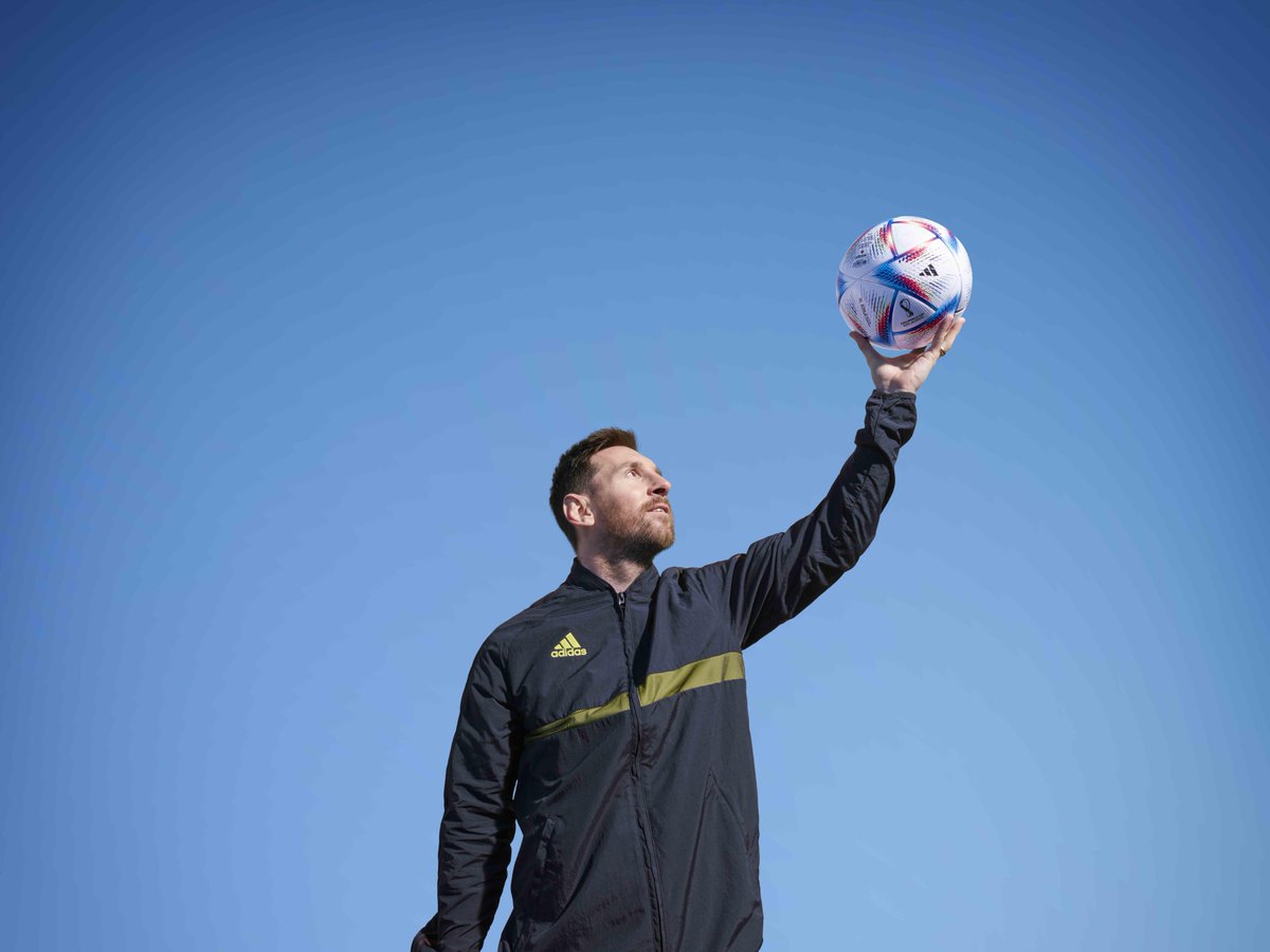 InvictosSomos's tweet photo. El mejor futbolista de la historia con el balón oficial del Mundial de Qatar 2022. Lionel Messi y la pelota Al Rihla. IMPONENTE. https://t.co/LetDUgOJay