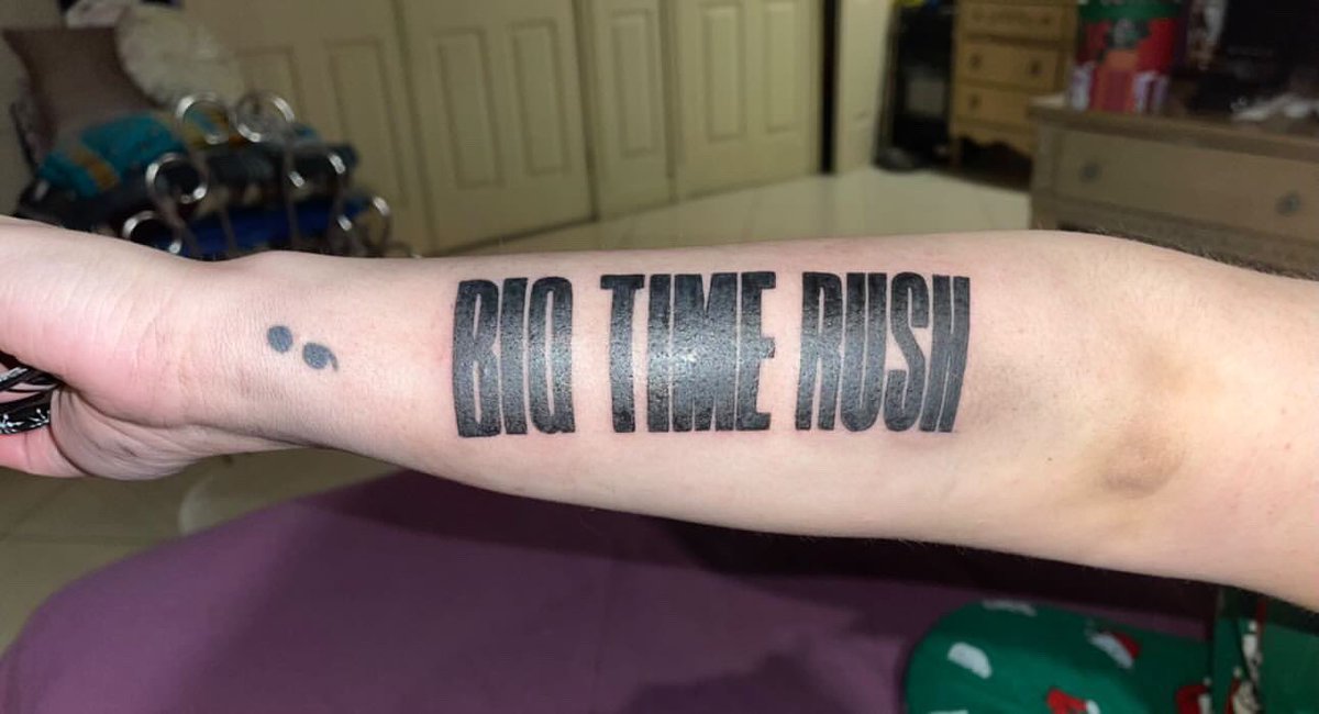 facehes's tweet photo. @1LoganHenderson LOOK AT MY BIG TIME RUSH TATTOOOOOOOO https://t.co/gx4pa5YjzU