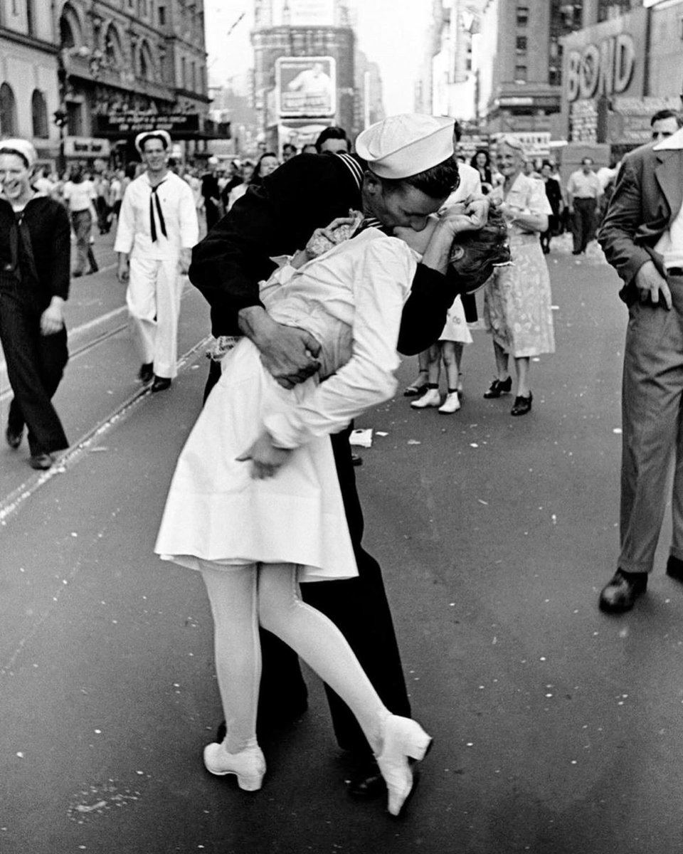 Chris_Cam9's tweet photo. ,,The kissing sailor” #stopwar #StandWithUkriane #StopWarInUkraine #drawingart #drawings #art https://t.co/tJ3yLsvGbH